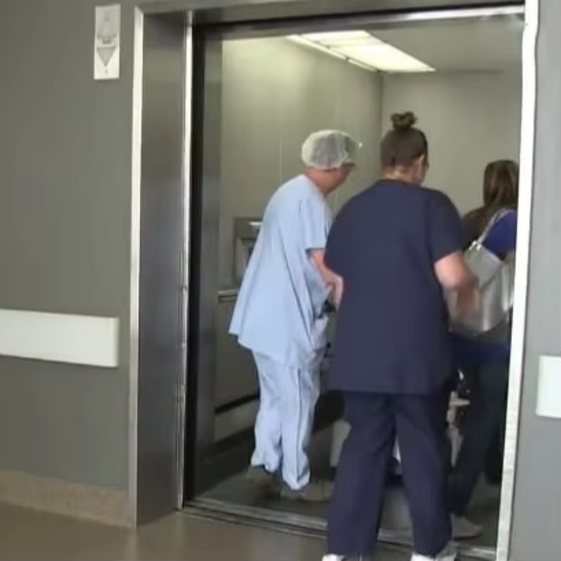 Lift pentru targă de spital VTEH101 cu acţionare CA Certificat ISO de mare capacitate pentru transportul targii pacientului Funcționare lină și sigură